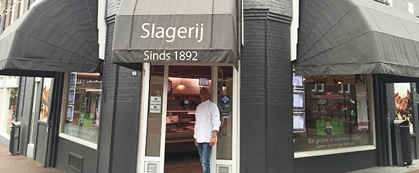 John Verstegen in de deur van zijn slagerij in Nijmegen