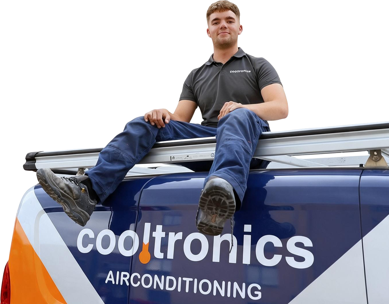 Monteur van Cooltronics op het dak van de bedrijfsbus