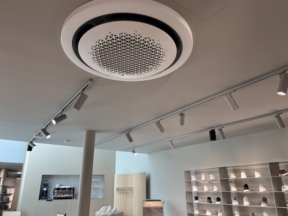 Ronde cassette-unit in het plafond van een winkel