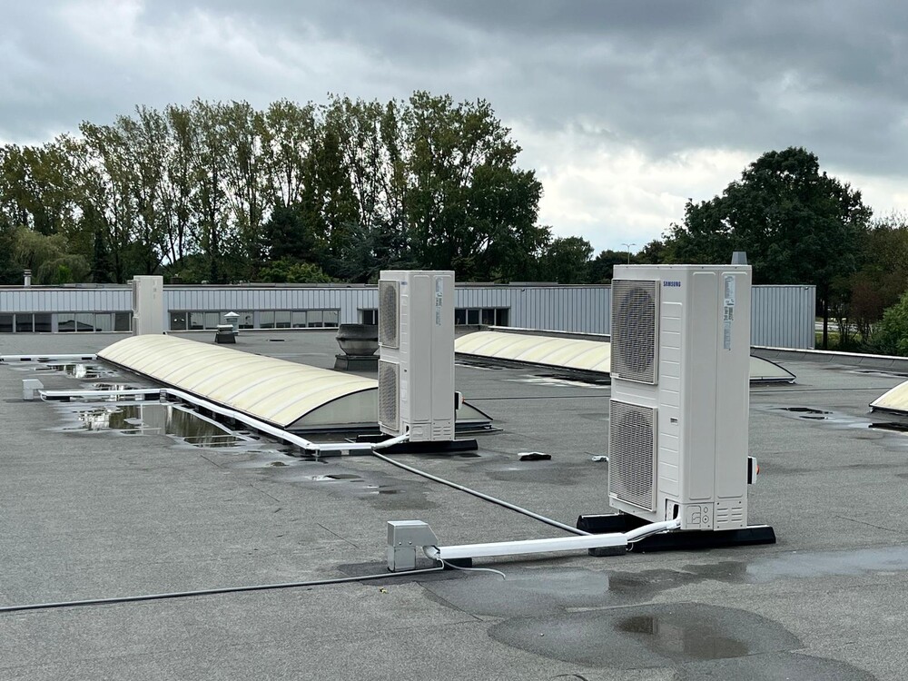 Buitendelen op het dak van de bedrijfshal van Mulders Autogroep in Tiel