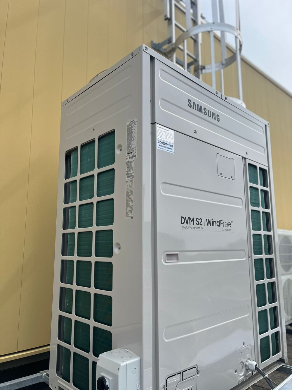 Samsung-buitendeel op het dak van Takenhofplein 1 in Nijmegen