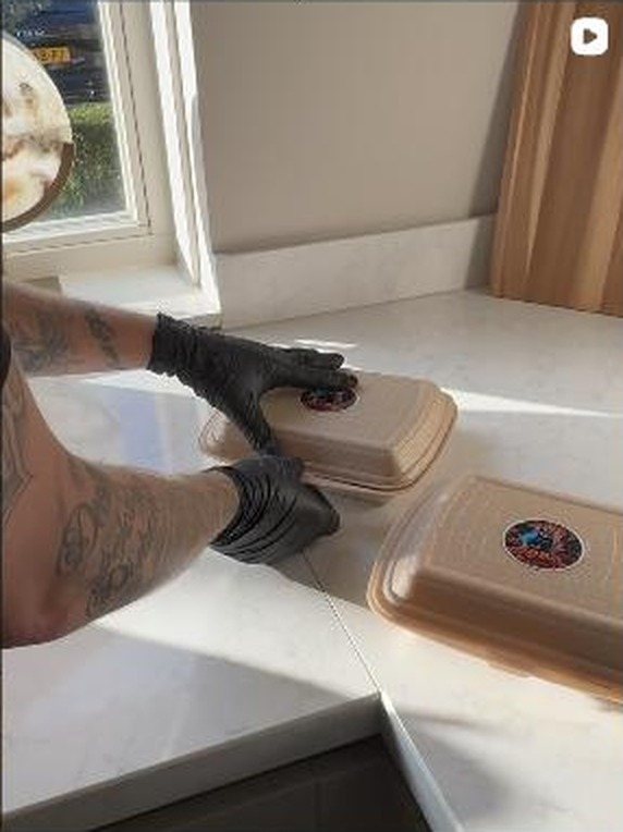 Bakjes met de sticker van COR's Keuken erop