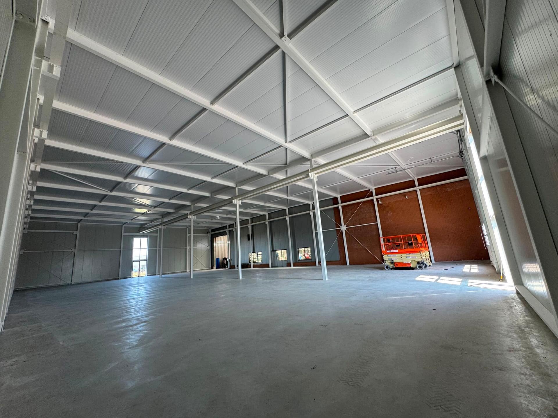 Staalconstructie van een nieuwe hal, behandeld met brandwerende coating
