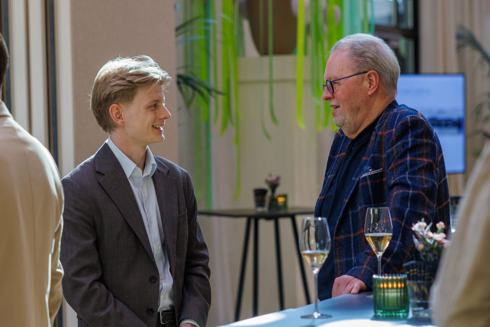 Twee relaties in gesprek tijdens een bijeenkomst van Tresor Capital